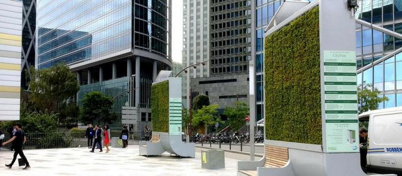 Mur végétal City Tree dans une ville avec des passants autour